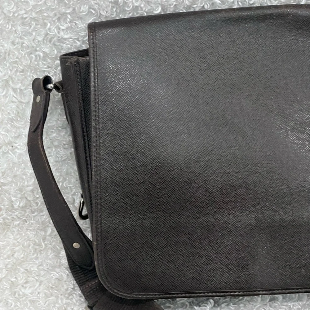 Louis Vuitton Taiga Roman Leather Messenger Bag.